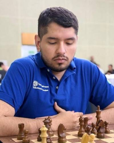 El Gran Maestro Jos&eacute; Mart&iacute;nez Alc&aacute;ntara ante el tablero