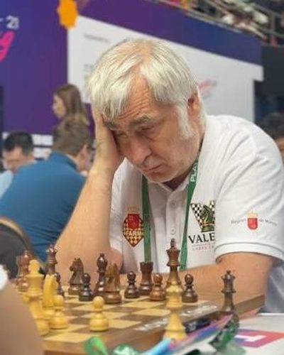 El Gran Maestro Vasyl Ivanchuk concentrado ante el tablero
